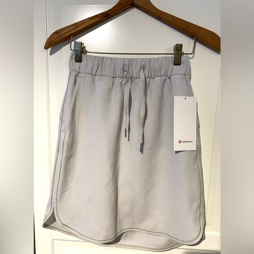 Lululemon On The Fly Skirt *Woven Silverstone NWT Sz 2